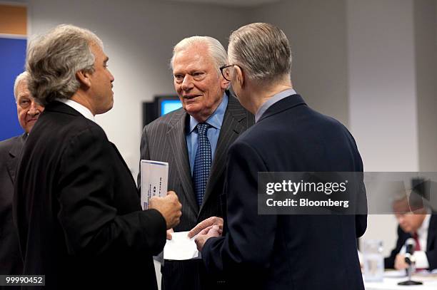 Herb Kelleher, founder and chairman emeritus of Southwest Airlines Co., center, speaks to attendees at the annual shareholders meeting at company...