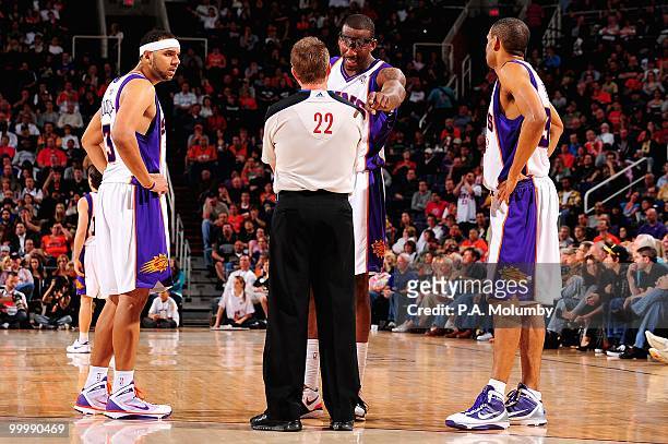 Jared Dudley, Amar'e Stoudemire and Grant Hill of the Phoenix Suns discuss a call with referee Bill Spooner during the game against the New Orleans...