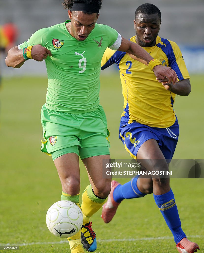 Togolese Thomas Dossevi (L) vies with Ga