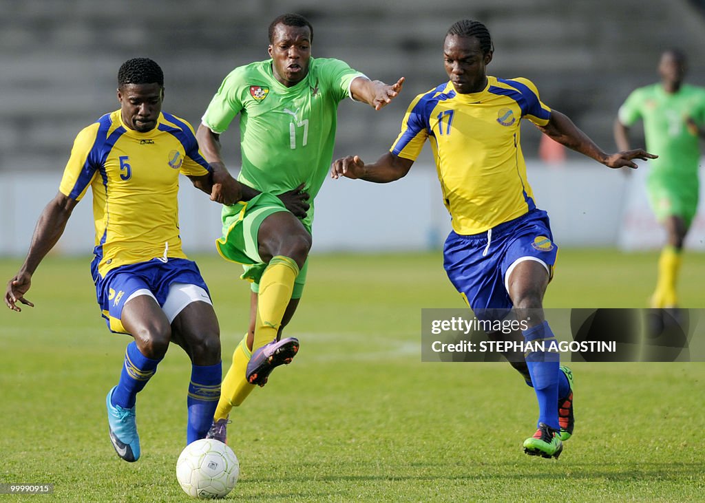Togolese Camaldine Abram (C) vies with G