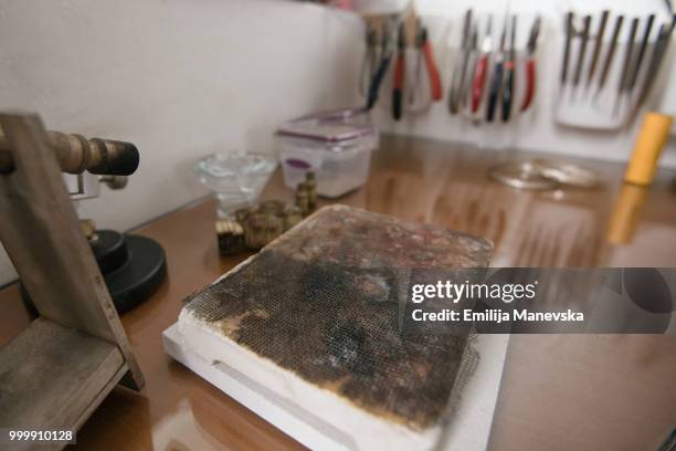 tools in goldsmith workshop - laubsäge stock-fotos und bilder