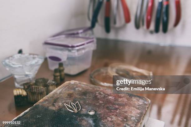 tools in goldsmith workshop - laubsäge stock-fotos und bilder