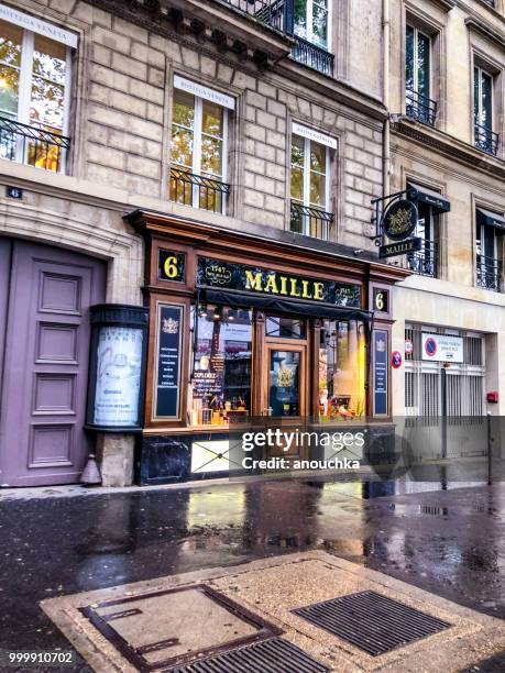 boutique de maille dans le centre de ville de paris, france - boutique paris photos et images de collection