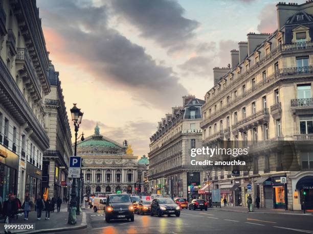 avenue de l ' opera in paris mit opera garnier gebäude, frankreich - avenue de lopera stock-fotos und bilder