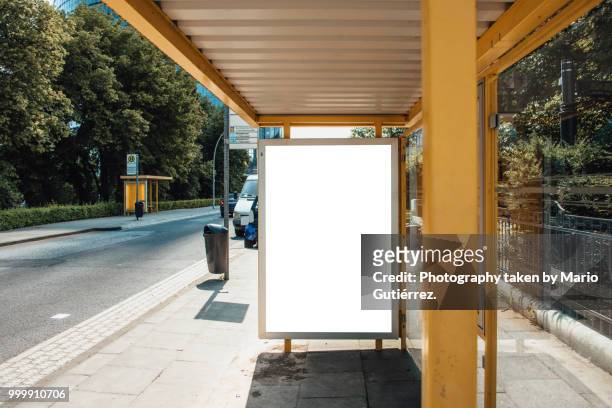 bus stop with blank billboard - bus sign photos et images de collection