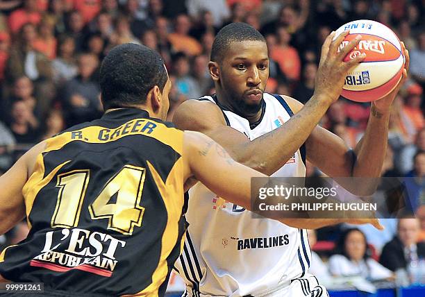 Nancy's Ricardo Greer tries to stop Gravelines's Demetris Nichols during their basketball ProA quarter final play-off in Gravelines, on May 19 Mai...