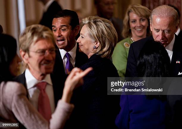 Secretary of State Hillary Rodham Clinton speaks with Los Angeles Mayor Antonio Villaraigosa and others during a luncheon at the US State Department...