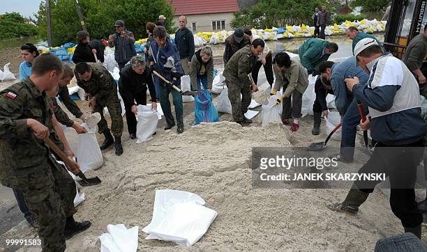 Militaries and civils set up a sand fence in the flooded district of Sandomierz, central Poland, on May 19, 2010. The floods striking southern Poland...