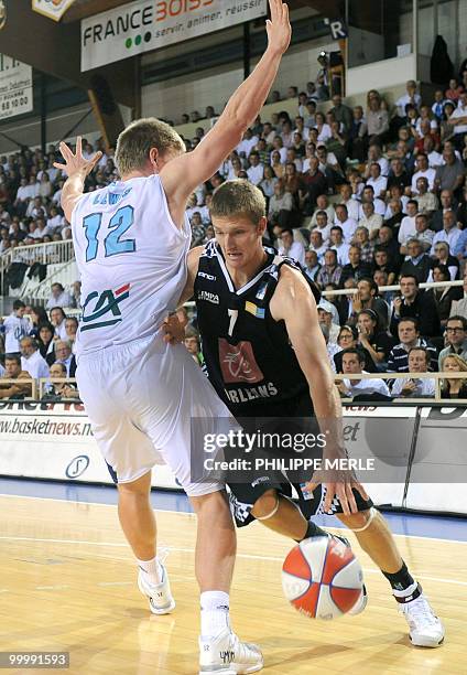 Roanne's French US center Nick Lewis vies with Orleans's French forward Justin Doelleman during their French ProA basketball play-off match Roanne...