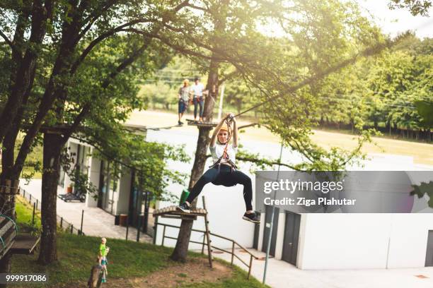 s’amuser sur tyrolienne - samuser photos et images de collection