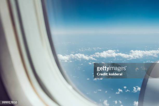 passenger pov in the flying commercial airplane - 乗客の視点 ストックフォトと画像