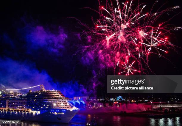 Firework display can be seen above the cruise ship 'MSC Preziosa' during the final parade of the cruise festival Hamburg Cruise Days at the Elbe...