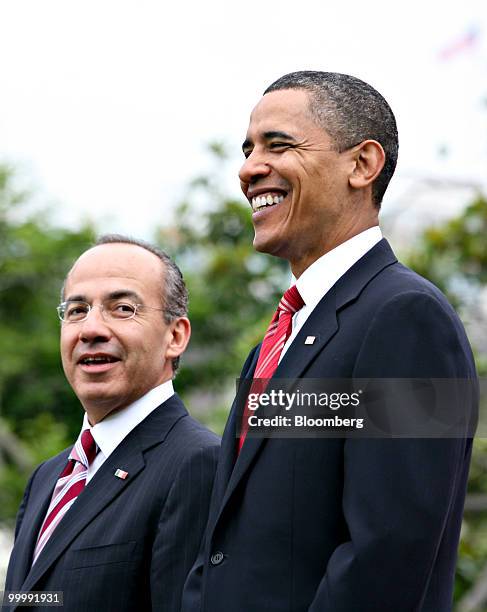 Felipe Calderon, Mexico's president, left, stands with U.S. President Barack Obama during a welcome ceremony at the White House in Washington, D.C.,...