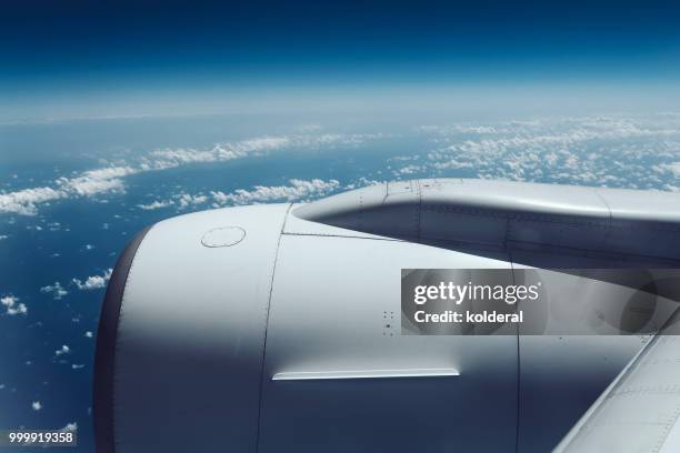 passenger pov in the flying commercial airplane - perspetiva do passageiro imagens e fotografias de stock