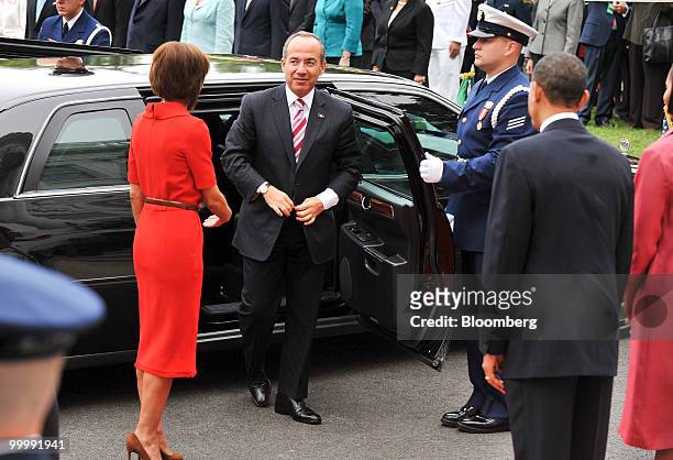 Felipe Calderon, Mexico's president, center, arrives for a welcome ceremony at the White House as U.S. President Barack Obama and first lady Michelle...