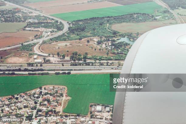 commercial airplane landing in israel, passenger pov - perspetiva do passageiro imagens e fotografias de stock