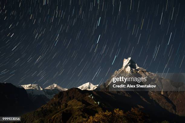 machapuchare  in the starry sky - machapuchare stock-fotos und bilder