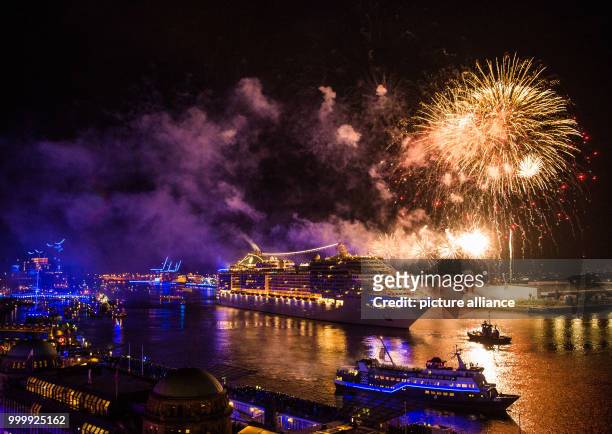 Firework display can be seen above the cruise ship 'MSC Preziosa' during the final parade of the cruise festival Hamburg Cruise Days at the Elbe...