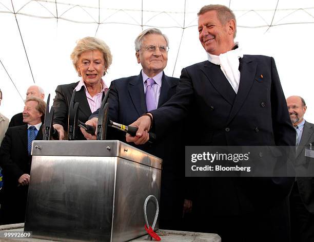 Petra Roth, mayor of Frankfurt, left, Jean-Claude Trichet, president of the European Central Bank , center, and architect Wolf Prix of Coop...