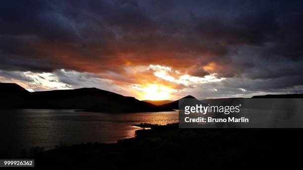 coucher de soleil sur le lac - lac stock pictures, royalty-free photos & images