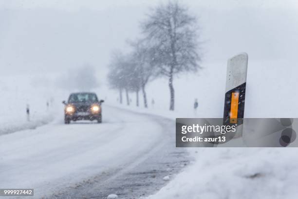 snowy icy winter road with white snow car traffic - snow white - fotografias e filmes do acervo