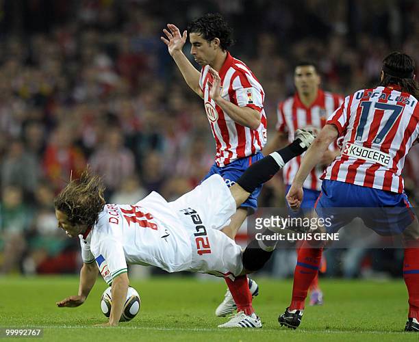 Sevilla's midfielder Diego Capel vies with Atletico Madrid's Tiago during the King�s Cup final match Sevilla against Atletico Madrid at the Camp Nou...
