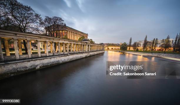 scenic view of twilight alte nationalgalerie by river against sky in berlin germany - alte fotos stockfoto's en -beelden