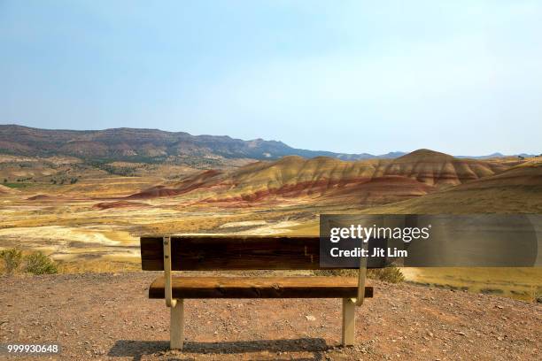 bench view at painted hills overlook - painted hills stockfoto's en -beelden