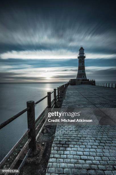 cold tone roker sunrise - michael atkinson fotografías e imágenes de stock