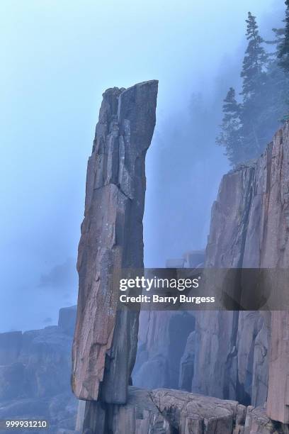 foggy morning at balancing rock ii - ii stock pictures, royalty-free photos & images