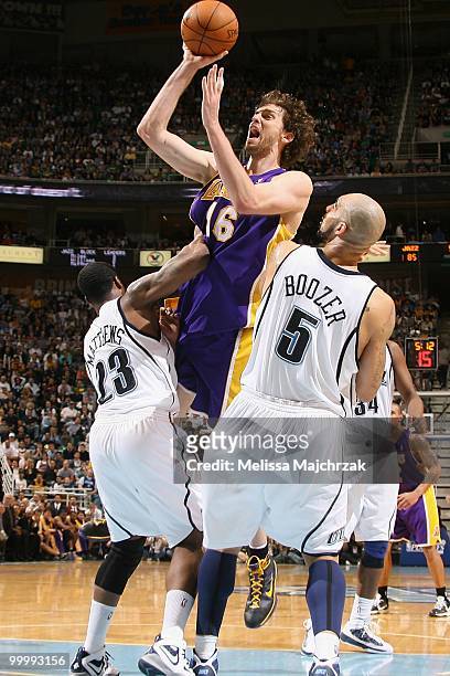 Pau Gasol of the Los Angeles Lakers takes the ball to the basket against Wesley Matthews and Carlos Boozer of the Utah Jazz in Game Four of the...