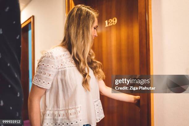 encontramos nuestra habitación - ziga plahutar fotografías e imágenes de stock