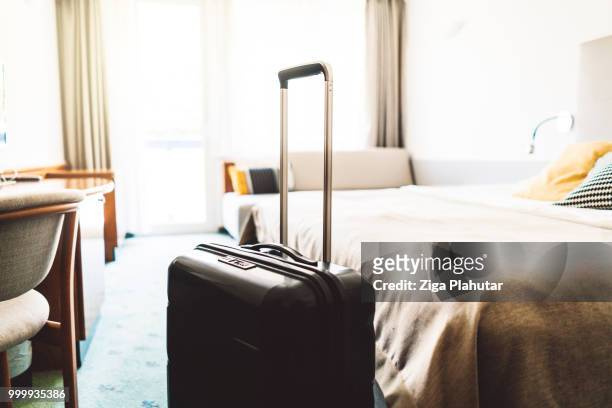 resväska i stora tomma hotellrum - hotelroom bildbanksfoton och bilder