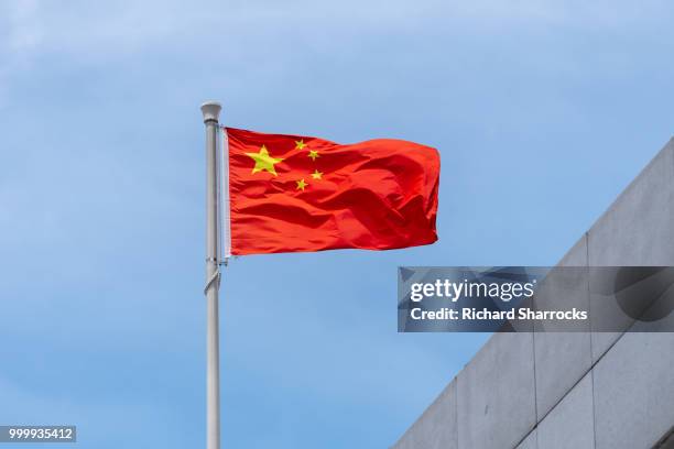 chinese flag - chinese vlag stockfoto's en -beelden