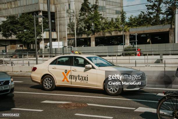 mytaxi app - voiture de taxi allemand - ��������������������������������������������������������������  �app���������zg357cc��������������������������������������������������������������� photos et images de collection