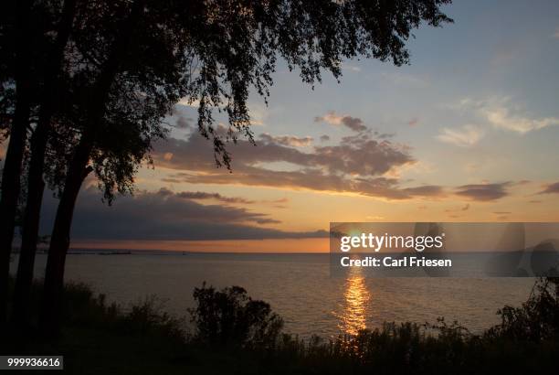 sunset over lake ontario - carl stockfoto's en -beelden