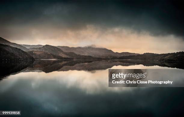 scenic landscape, loch assynt, scotland - loch assynt stockfoto's en -beelden