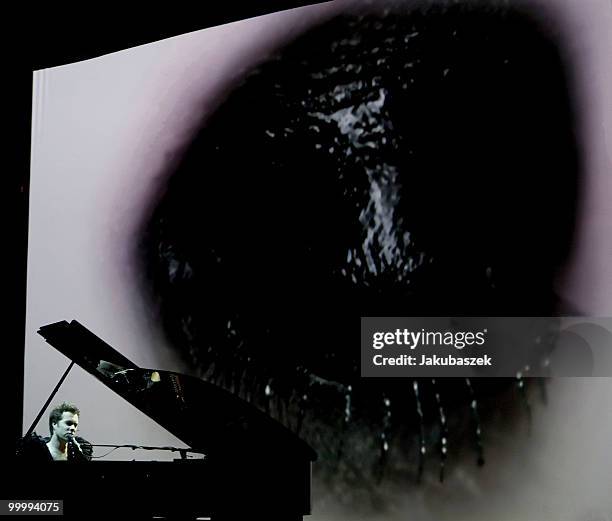 Canadian-American singer songwriter Rufus Wainwright performs live during a concert at the Volksbuehne on May 19, 2010 in Berlin, Germany.