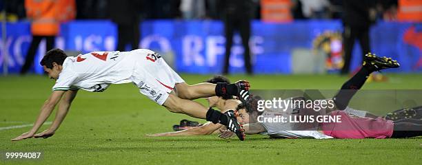 Sevilla's players celebrate after winning the King�s Cup final match against Atletico Madrid at the Camp Nou stadium in Barcelona on May 19, 2010....