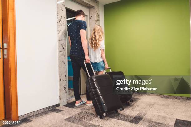 par entrar en el ascensor de hotel - ziga plahutar fotografías e imágenes de stock