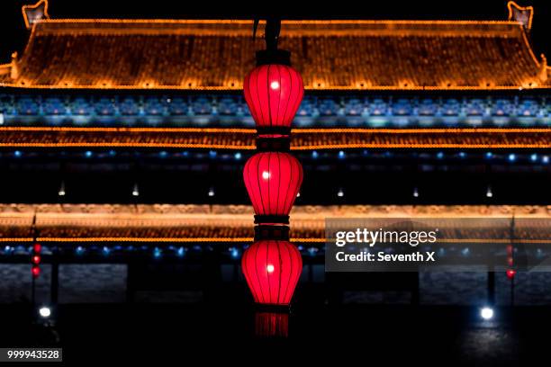 a lantern on the wall of xi 'an - xi stock-fotos und bilder