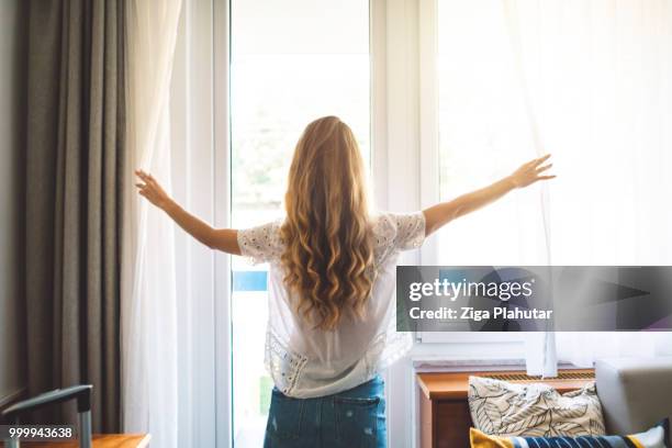 luminosas habitaciones con impresionantes vistas - ziga plahutar fotografías e imágenes de stock