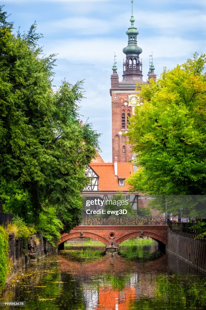 Raduni canal et le pont de l’amour dans la vieille ville de Gdansk, Pologne