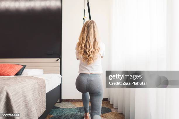 hermosa mujer rubia haciendo su entrenamiento de la mañana - ziga plahutar fotografías e imágenes de stock