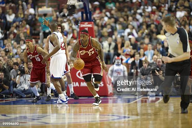 Cleveland Cavaliers LeBron James in action vs Philadelphia 76ers. Philadelphia, PA 3/12/2010 CREDIT: Al Tielemans