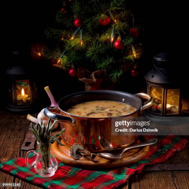 weihnachtliche steinpilz-walnuss suppe - suppe stock pictures, royalty-free photos & images