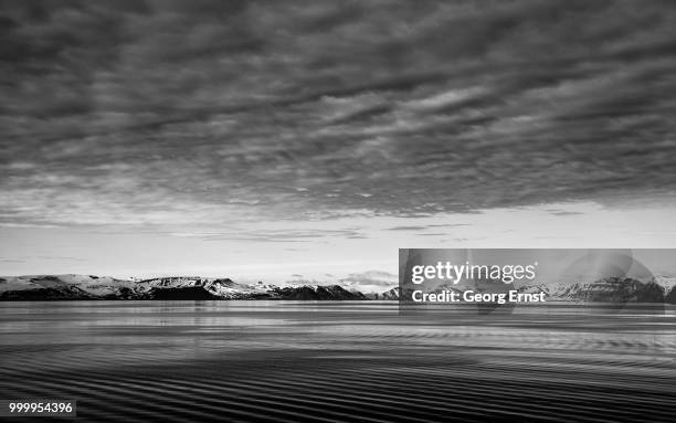 fjord with a glacier on spitsbergen - ernst 個照片及圖片檔