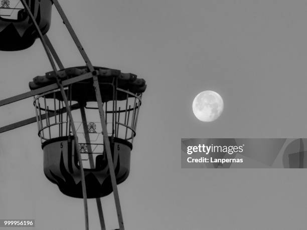 la noria y la luna - luna stock pictures, royalty-free photos & images