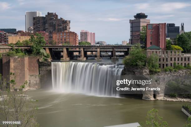 high falls district in rochester new york under cloudy summer sk - two firefighters shot dead two wounded responding to fire outside of rochester stockfoto's en -beelden