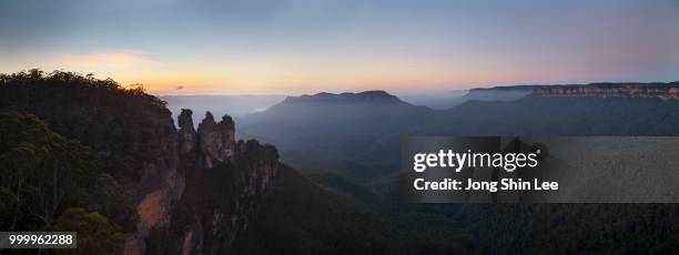 three sisters & mount solitary - jong stock pictures, royalty-free photos & images